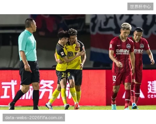 伊东纯也的攻守均衡属性对日本队右路至关重要,他将承担串联攻防两端的重任。 伊东纯也的攻守均衡属性对日本队右路至关重要,他将承担串联攻防两端的重任。